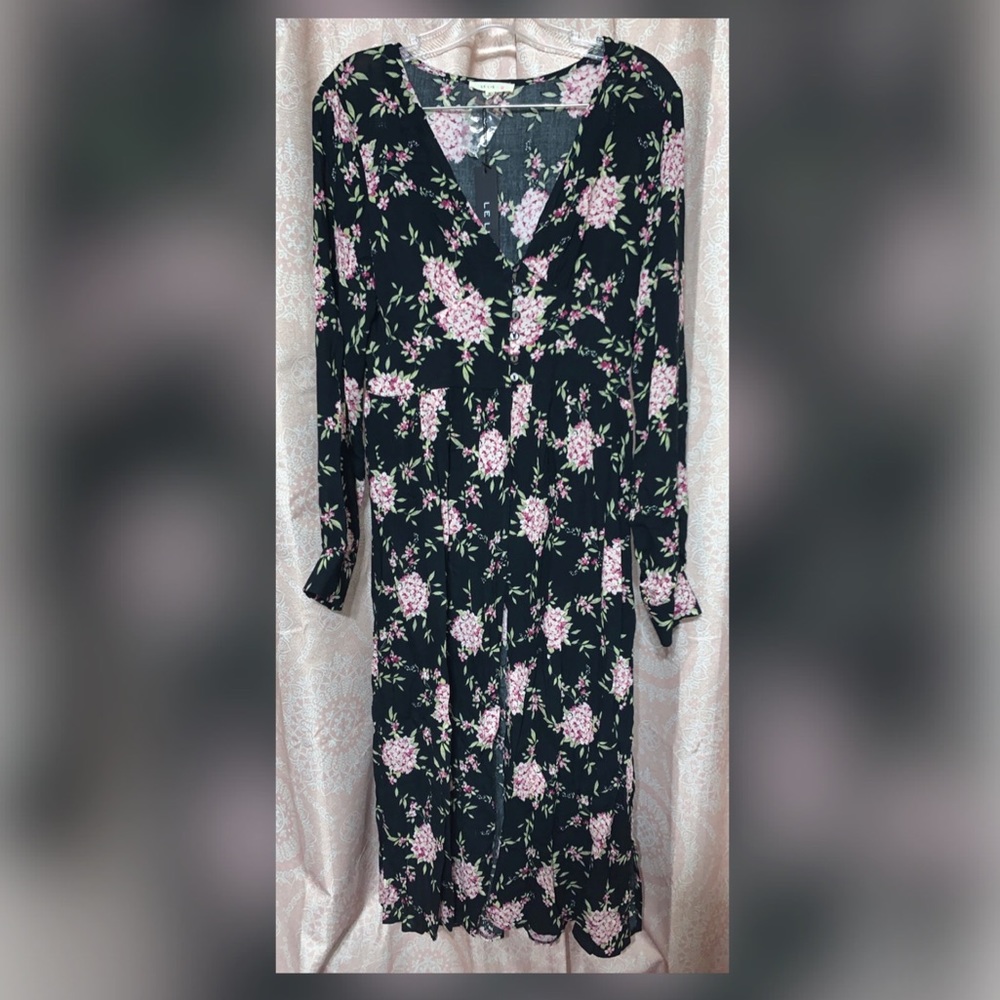 Lelis floral kimono with buttons NWT medium